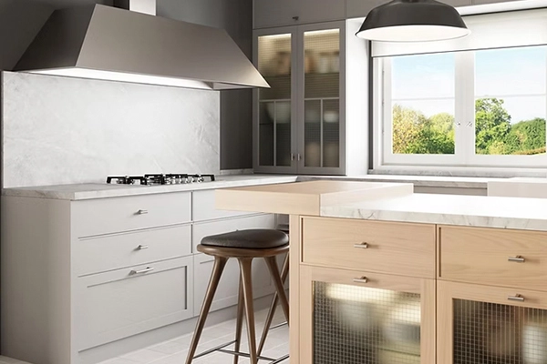 Cocinas Delamora Valencia: cocina luminosa con muebles blancos y madera, isla funcional y diseño a medida.