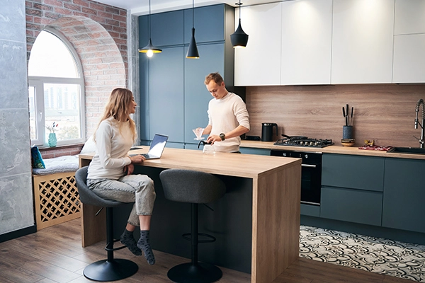 Cocinas con isla en Valencia con diseño moderno, espacio funcional y zona de trabajo integrada