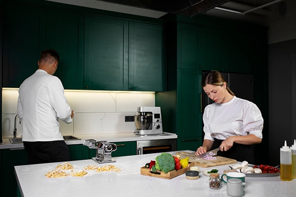Cocinas de alta gama Valencia con diseño elegante, mobiliario premium y espacio funcional