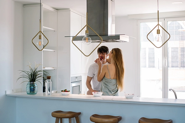 Cocinas minimalistas Valencia con líneas limpias, diseño luminoso y distribución funcional