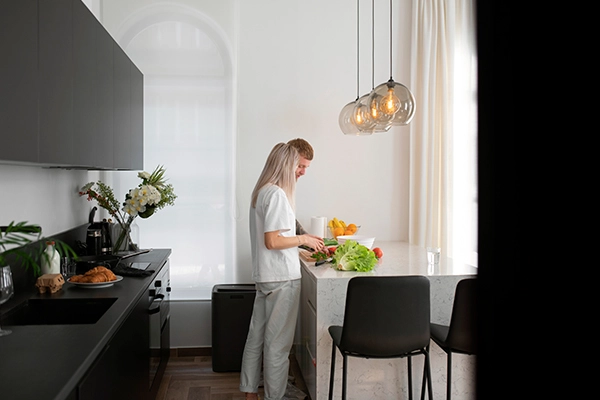 Cocinas modernas en Valencia con isla funcional, líneas limpias y diseño elegante