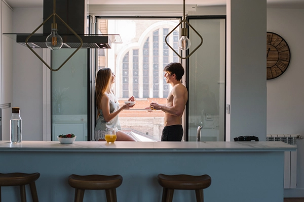Diseño de interiores cocinas Valencia con espacio abierto, isla central y ambiente elegante