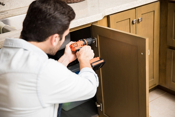 Instalación de cocinas en Valencia con montaje profesional de muebles y ajuste de herrajes