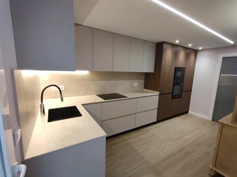 Diseño personalizado de cocinas Valencia con cocina moderna a medida, iluminación LED y acabados en madera